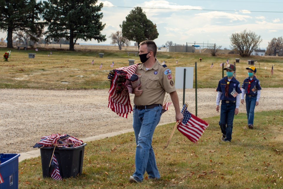 2020_11_10_LL_cub_scouts_flags_vets_graves2
