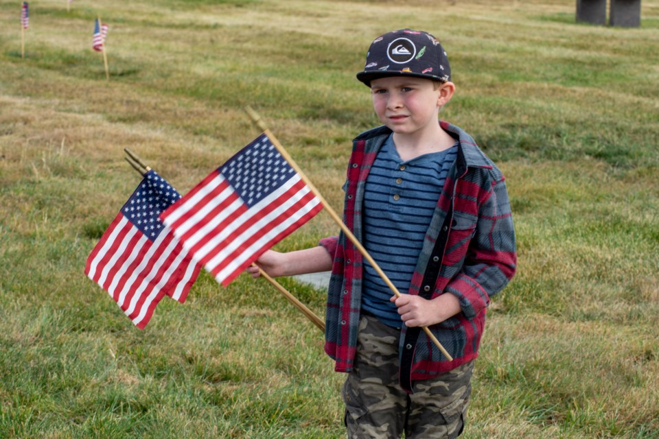 2020_11_10_LL_cub_scouts_flags_vets_graves3