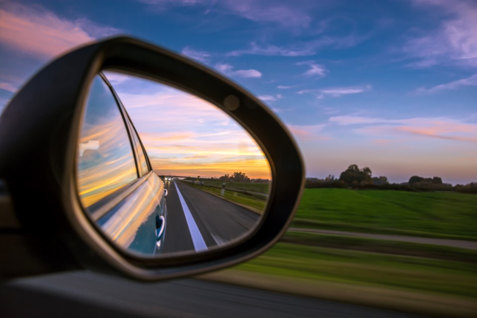 2020_09_08_LL-rearview_mirror_road_stock