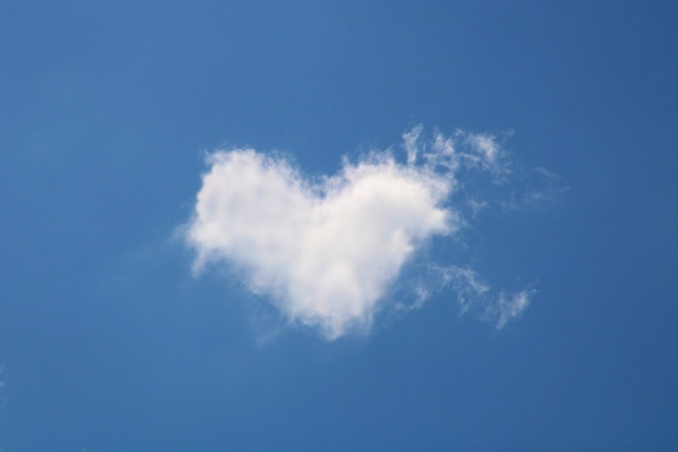 cloud-gf4cc0747a_1920