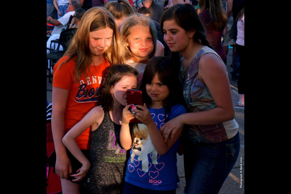 Downtown Summer Concert, 4th and Kimbark, 6/1 &#8211; photograph by Mark Ivins/Longmont Observer