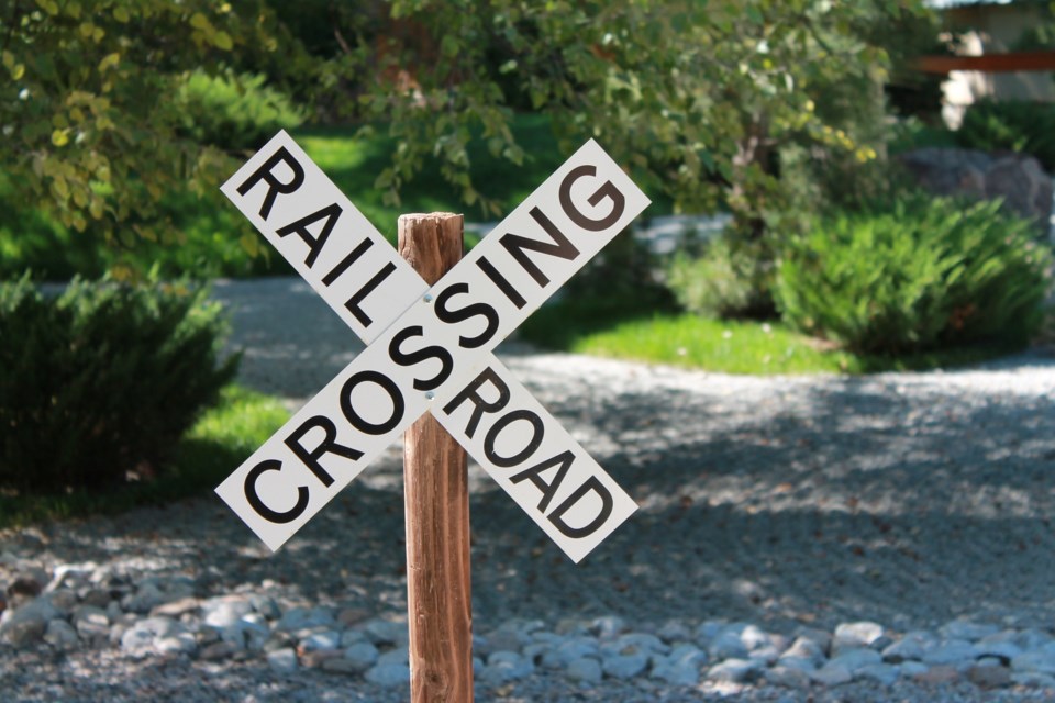railroad-crossing-sign-1008168_1920