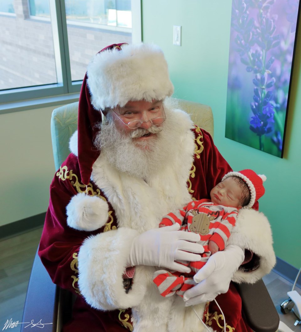 Santa Visits UCHealth 08