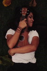 Ukelele and woman/Edward Eyer from Pexels