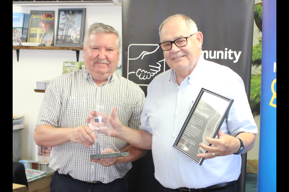 Rick Gordon presented Tim Dunlop with the MidlandToday Community Builders Award – Unsung Hero | MidlandToday
