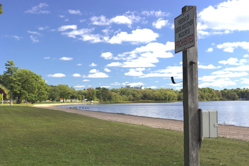 20230915-mid-park-feeding-sign