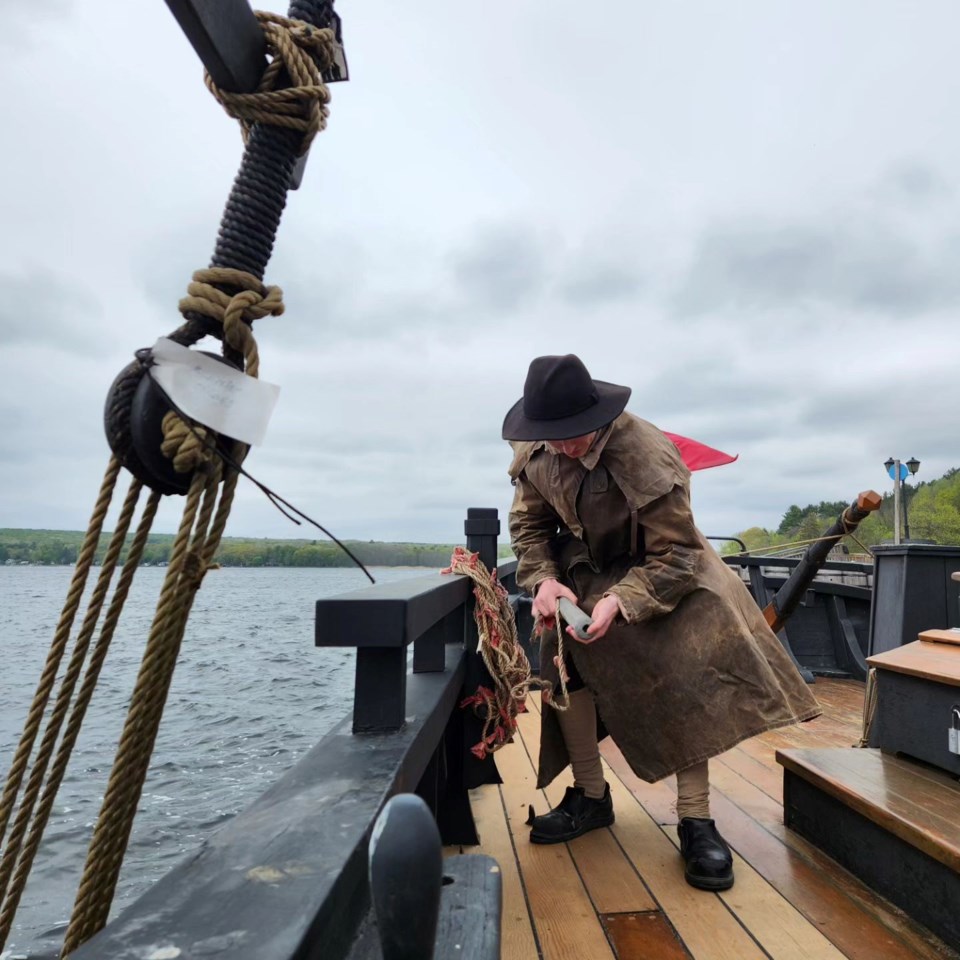 costumed-historic-interpreters-at-discovery-harbour