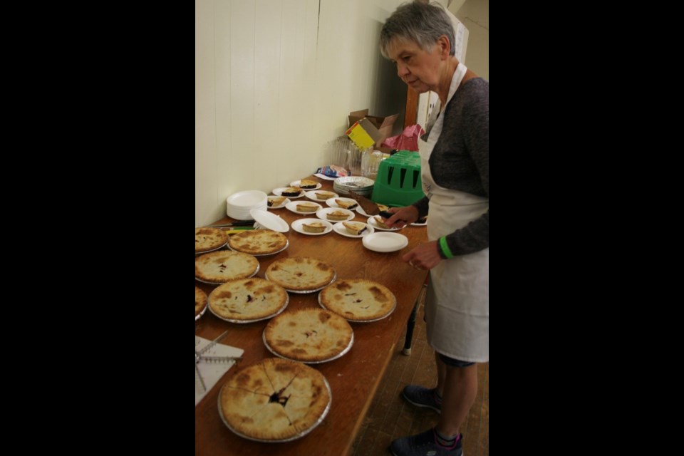 Cutting saskatoon pies

