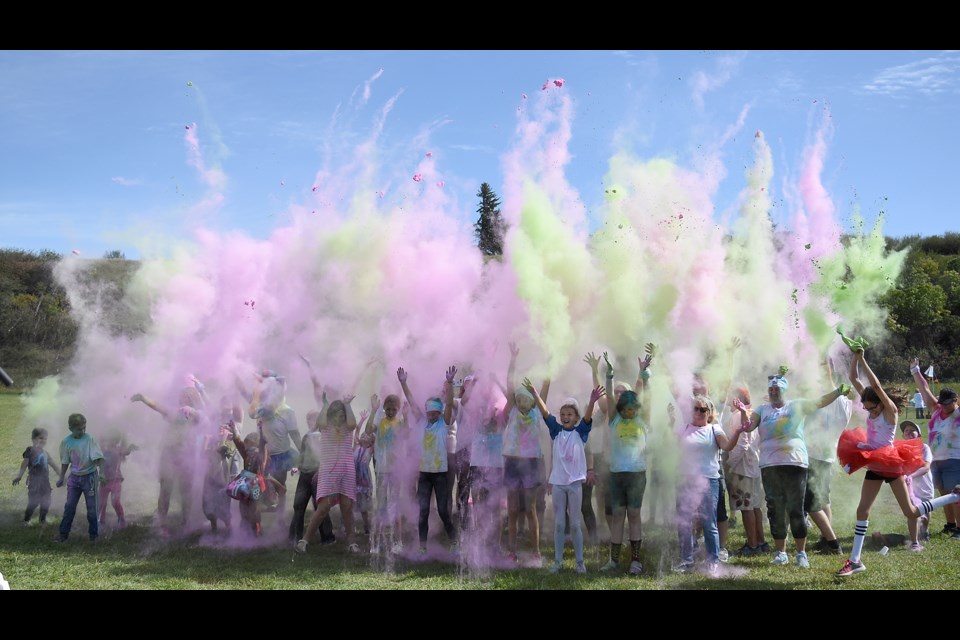 It wouldn’t be the Colour Run without one final group throw to close out the event.