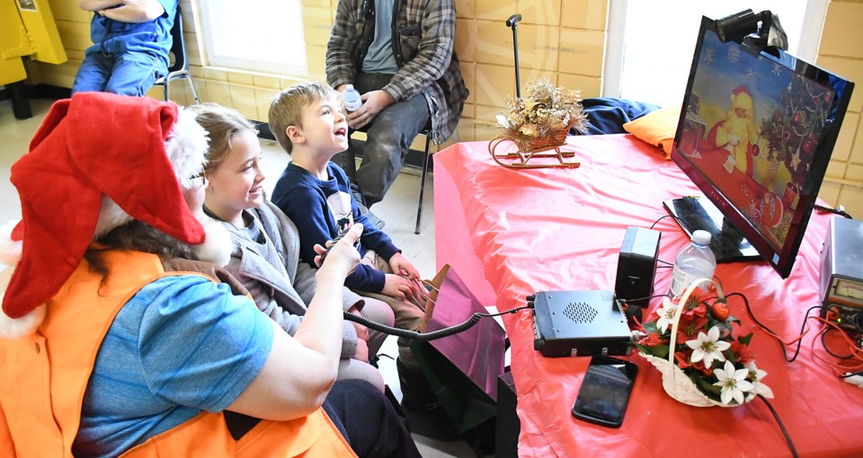Kids shopping Santa shortwave