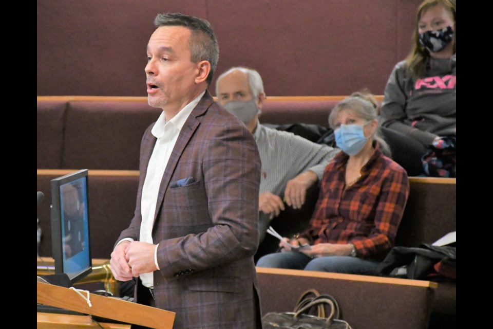 David Chow, legal counsel for the Thorn and Avery families, speaks to city council. Photo by Jason G. Antonio