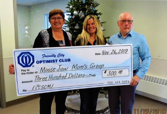 The Friendly City Optimist Club donated $300 to the Moose Jaw Mom’s Group to assist them with their Christmas Party and gifts for the children. Pictured (left to right): Christine Turcotte (Optimist president), Michelle Hagan (Mom’s Group coordinator), Rob Barber (Optimist treasurer). Missing from photo is Maegan Nestman (Mom’s Group co-facilitator). (Submitted)