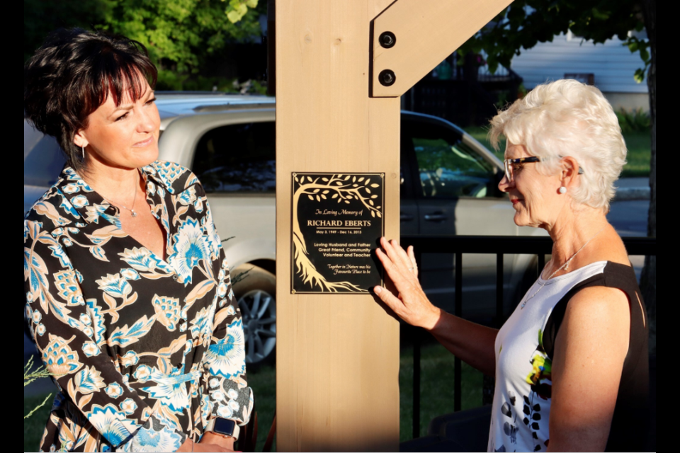 Glenny and Angela unveil the memorial plaque | Fox Klein

