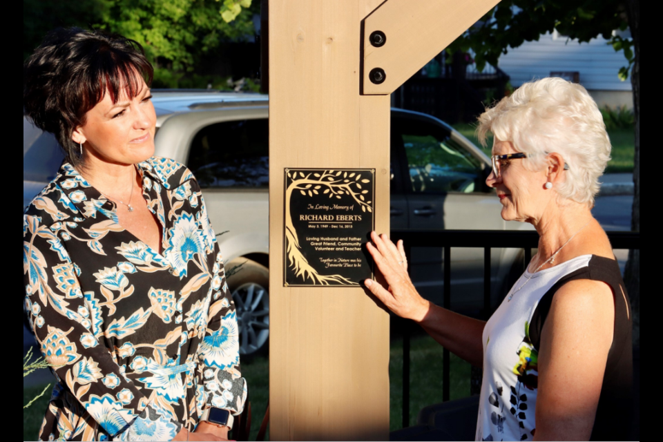 Glenny and Angela unveil the memorial plaque | Fox Klein

