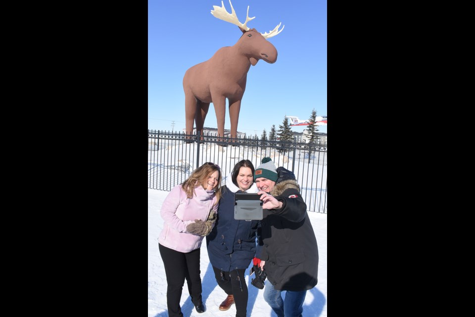 Moose Jaw city councillor Heather Eby takes a selfie with Linda Otnes Henriksen and mayor Fraser Tolmie.