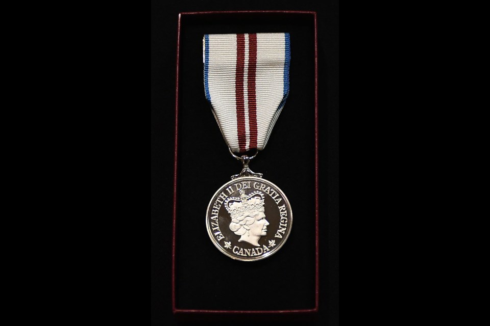 The front of the Queen Elizabeth II Platinum Jubilee Medal (Saskatchewan) features Her Majesty in profile.