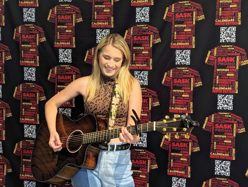 jordyn-pollard-gave-a-special-performance-of-her-new-single-at-the-moose-jaw-express-office-on-aug-17