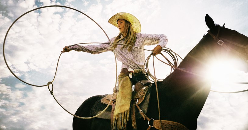 rodeo woman roping on horse