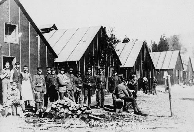 internees-and-canadian-soldiers