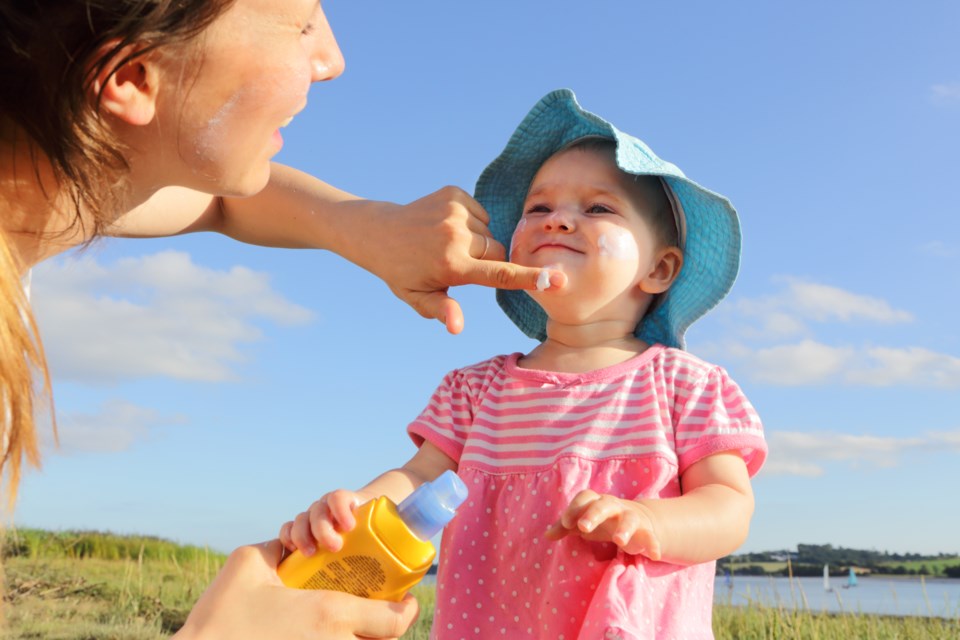 applying-sunscreen