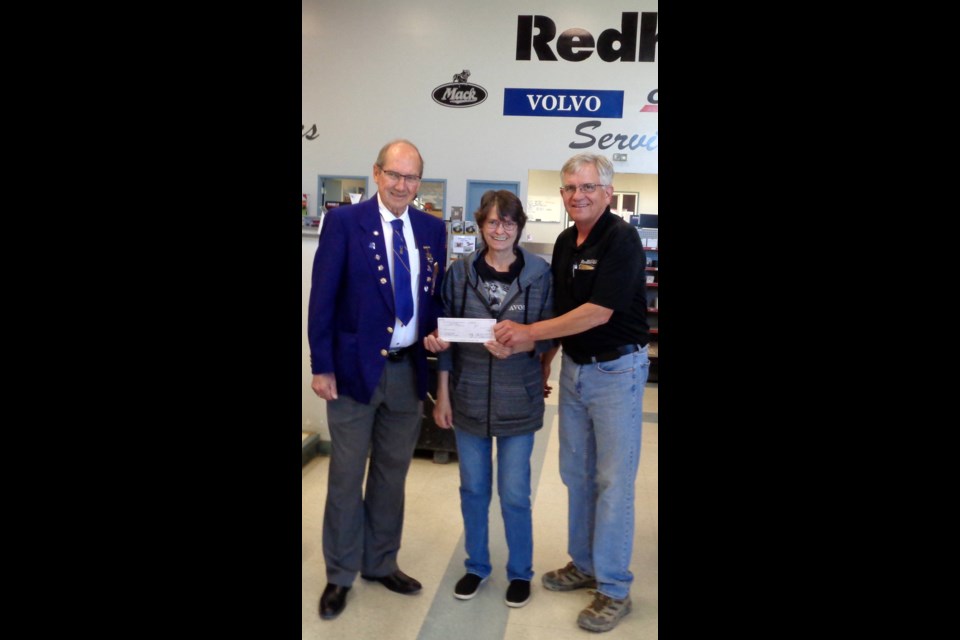 Grand prize winners Darris and Judy White of Swift Current. Presented by Chris Svab, Provincial President. (Submitted)