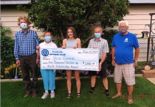 (l-r) Brian Schweiger (Committee Member), Lynann Pethick (Committee Chair), Vera Gauvin (Recipient), Lloyd Pethick (Committee Member), Ron Rollie (Club President).