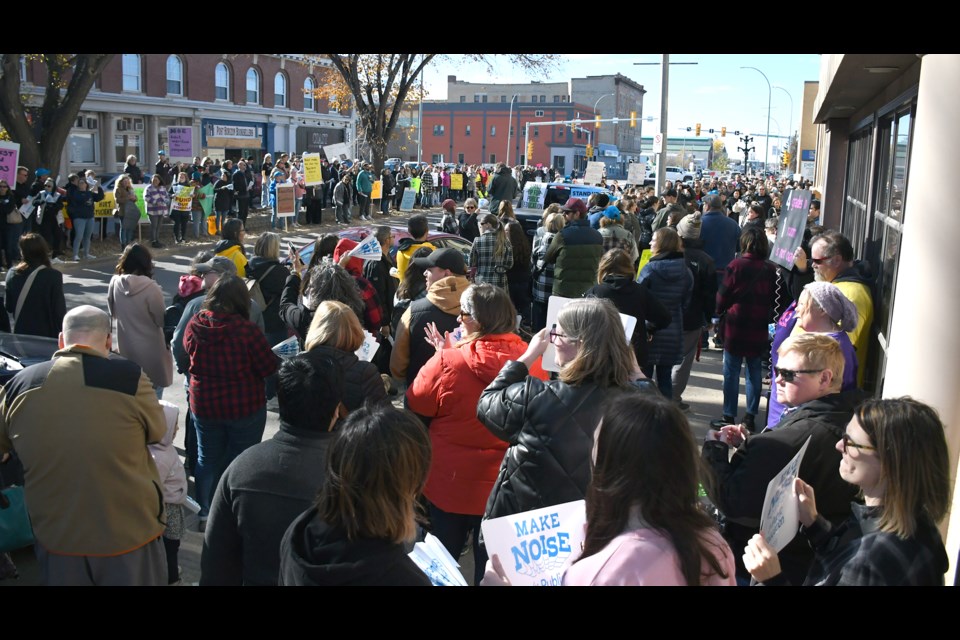 The Saskatchewan Teacher’s Federation drew close to a thousand supporters to the first block of High Street West on Saturday afternoon.