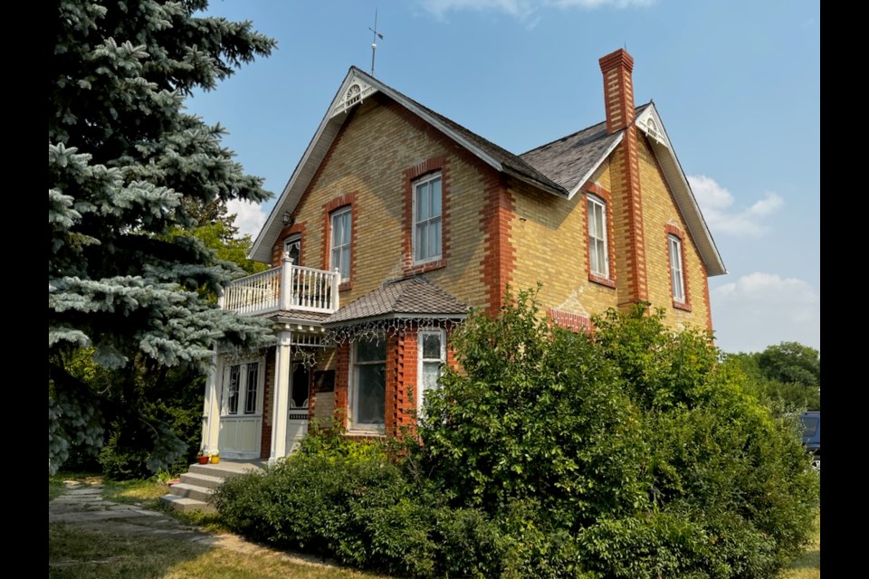Lammle said that Frank Korvemaker, a retired brick mason with Heritage Saskatchewan, believes the piecrust finish is unique to this house