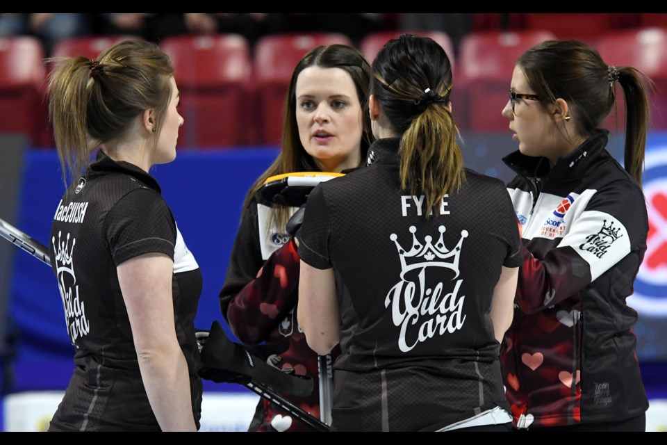 Tracy Fleury chats with her teammates during an end break.  (Randy Palmer photo)