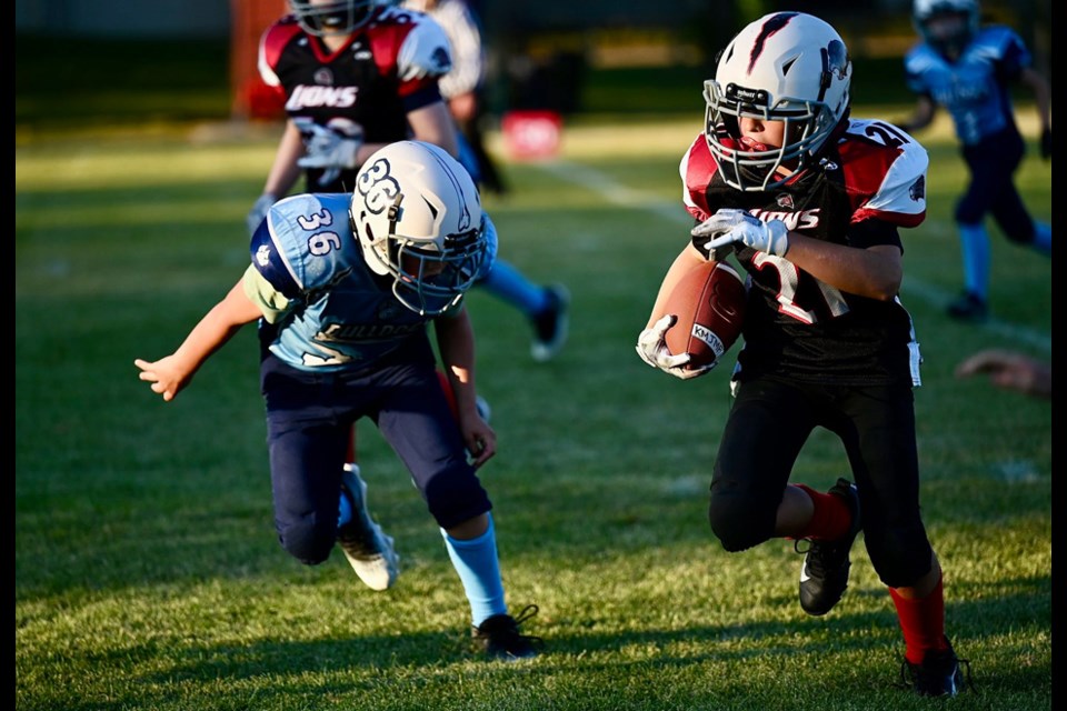 The Lions’ Clark Alexander (right) is hunted down by the Bulldogs’ Declan Williams. 