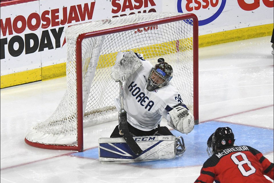 Tyler McGregor scores Canada’s first goal of the World Para Hockey Championship.