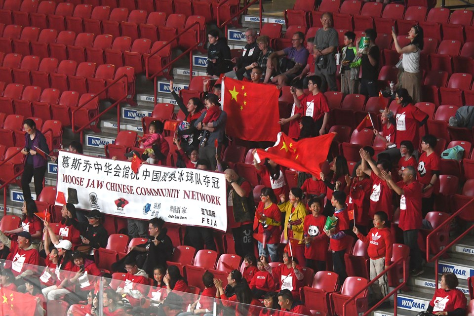 para-hockey-china-crowd