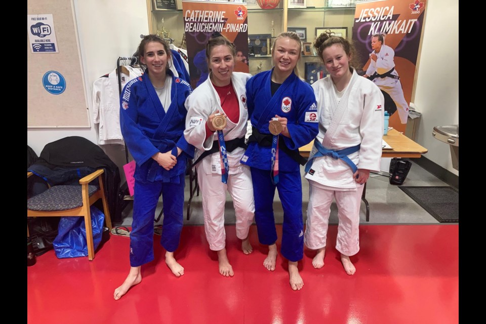 Avery Gibney and Kolbi Fenrick with Olympic medalists Jessica Klimkait and Catherine Beauchemin-Pinard