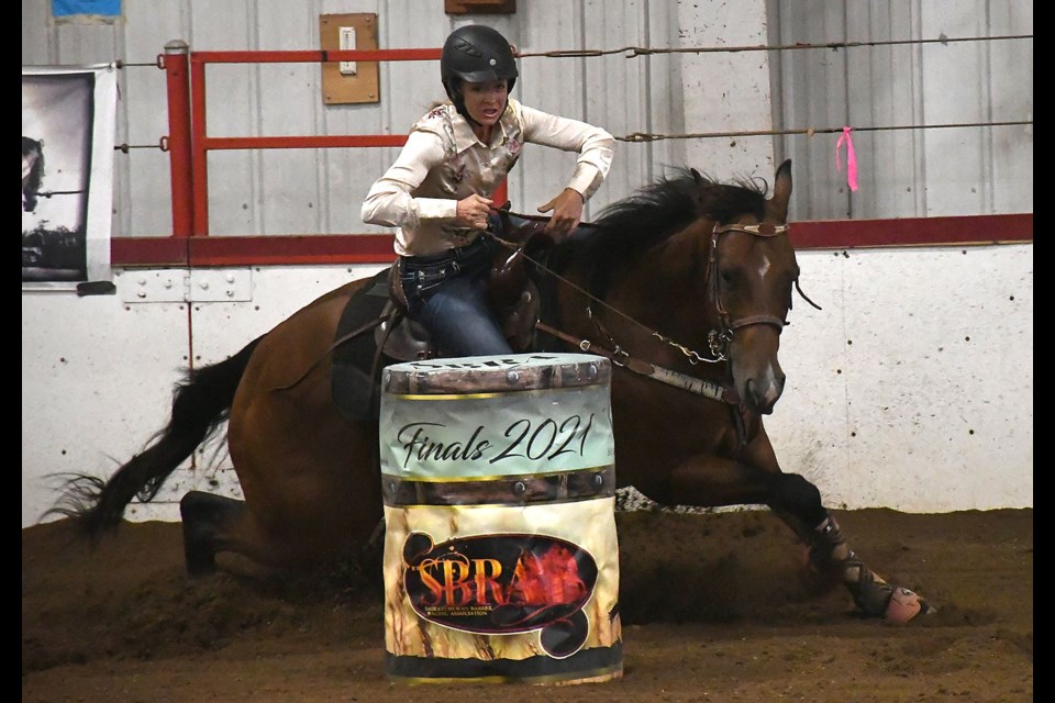 Angela Tapp sends Leading Fast Chic around the cloverleaf on their way to the best run of provincials, a time of 14.074 seconds.