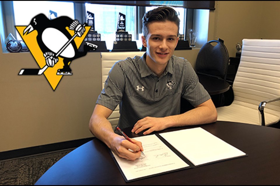 Moose Jaw Warriors forward Justin Almeida signs his entry-level contract with the Pittsburgh Penguins. (Pittsburgh Penguins photo)