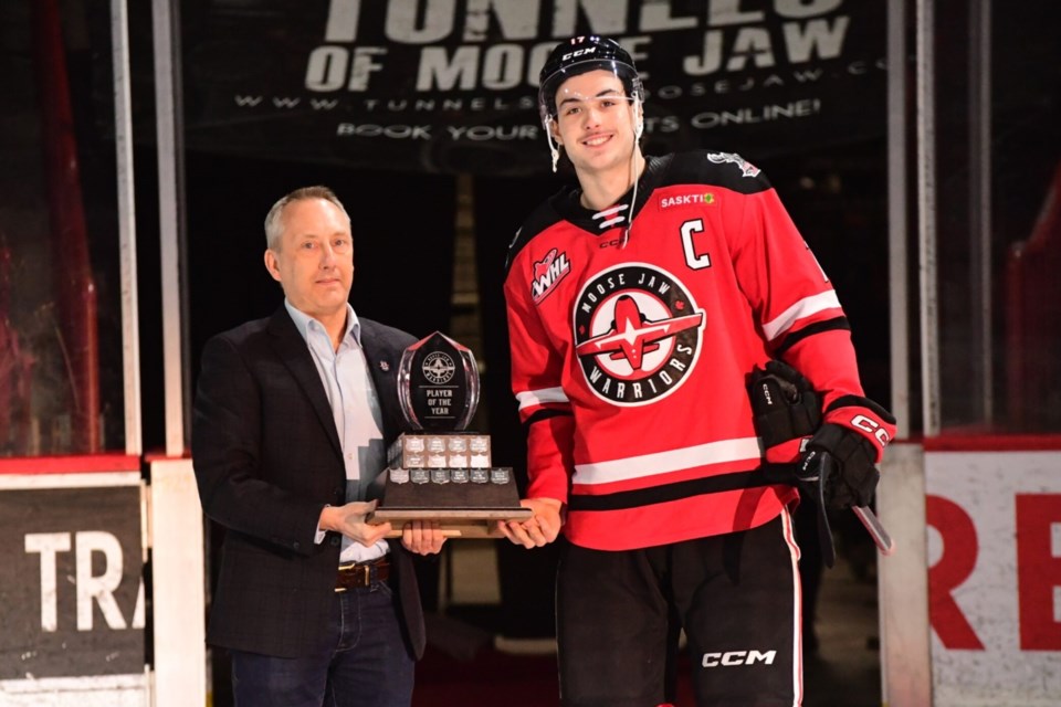 Lynden Lakovic accepts the Warriors’ Player of the Year Award.