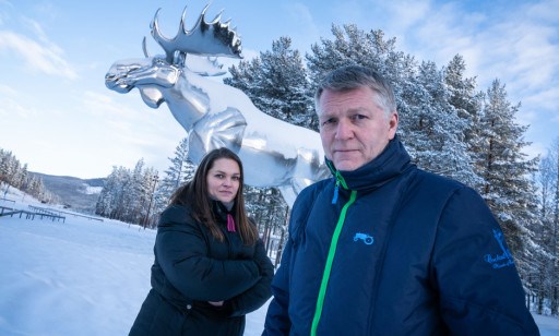 Vice mayor Linda Otnes Henriksen and the mayor of Stor-Elvdal, Terje Hoffstad (Ap), along with Storelgen. Photo: Øistein Norum Monsen/Dagbladet. 