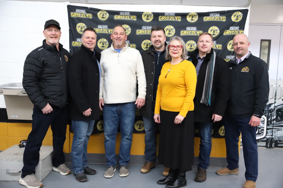 Some members of the 1991-1994 Olds Grizzlys alumni pose with Mayor Judy Dahl. Pictured are Darcy Dallas, Jeramie Heistad, Joe Murphy, Brad Koopmans and Kevin McDonald.