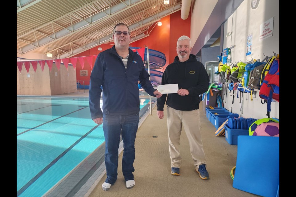 SUBSTANTIAL DONATION – Blair Rushka, president of the Sundre & District Aquatic Society, right, gratefully accepts a $10,000 cheque presented by Clayton Anderson on behalf of TAQA.
Submitted photo