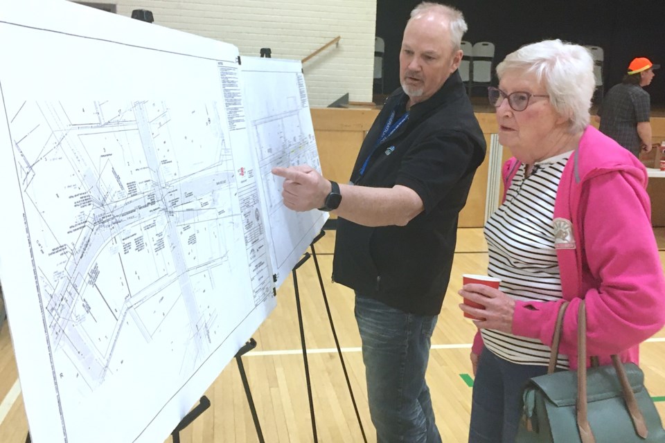 Jim Hall, Sundre’s operations manager, chats with Bergen-area resident Shirley Gamble, who as a volunteer that is active with Sundre-based groups fairly regularly frequents trips into town.
Simon Ducatel/MVP Staff