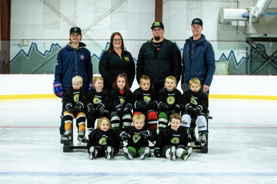 Intro to hockey
Back row: Assistant coach Jay, manager Andrea, head coach William, assistant coach Ryan. Middle row: Tucker, Abigail, Emelia, Jake, Kane and Tyler.
Front: Rylan, Declan and Rhett. 