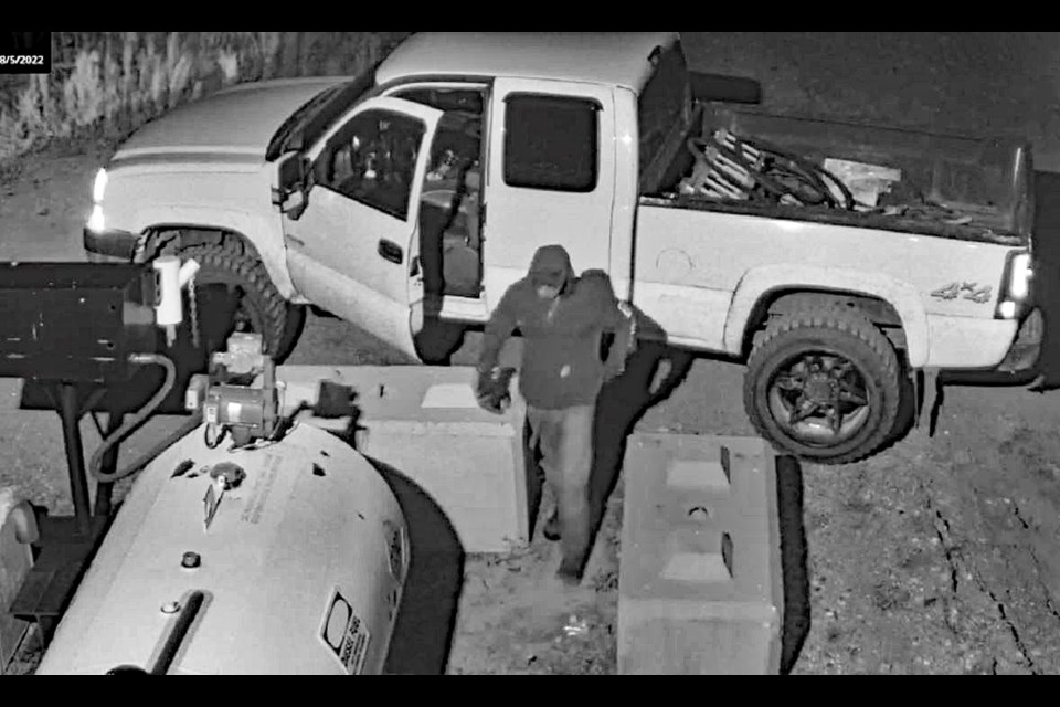 Olds RCMP are looking for the suspects who were responsible for the theft of 300 litres of diesel fuel in Kneehill County on Aug. 5. Surveillance photo courtesy of RCMP