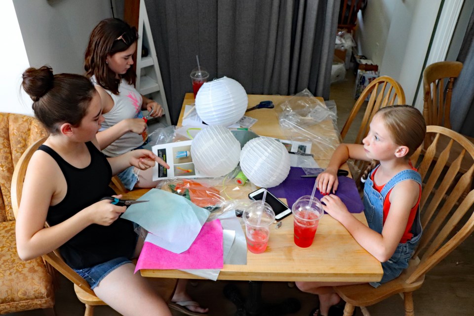 Children had fun at the lantern making workshop at The Coffee Cottage on Aug. 13. From left to right is Jorja Helton (front-left), Ava Helton (back) and Ava Thomson. Johnnie Bachusky/MVP Staff
