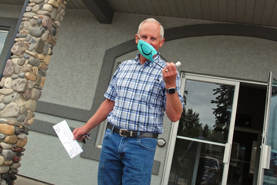 MVT mayor wears mask