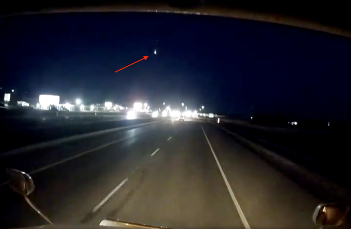 Ciało niebieskie uchwycone przez kamerę samochodową kierowcy ciężarówki Sundre jest prawdopodobnie kosmiczną skałą z deszczu meteorytów Taurydów