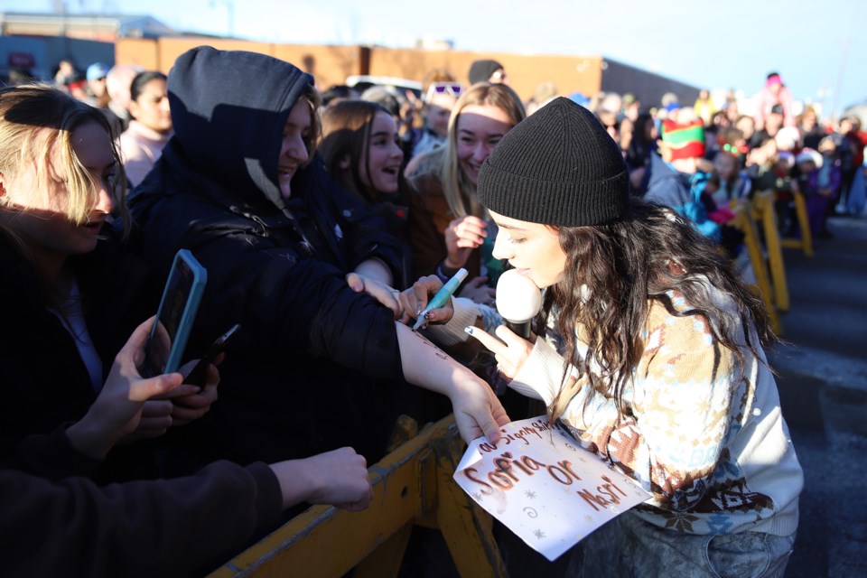 mvt-olds-holiday-train-autograph-2