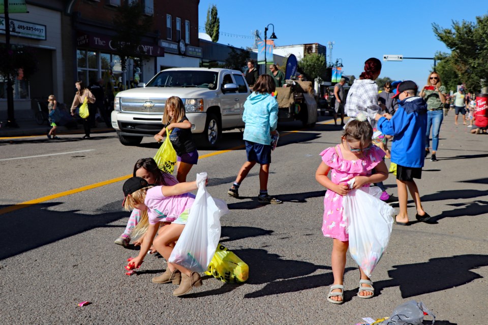 MVT Rotary Parade candy kids 2021