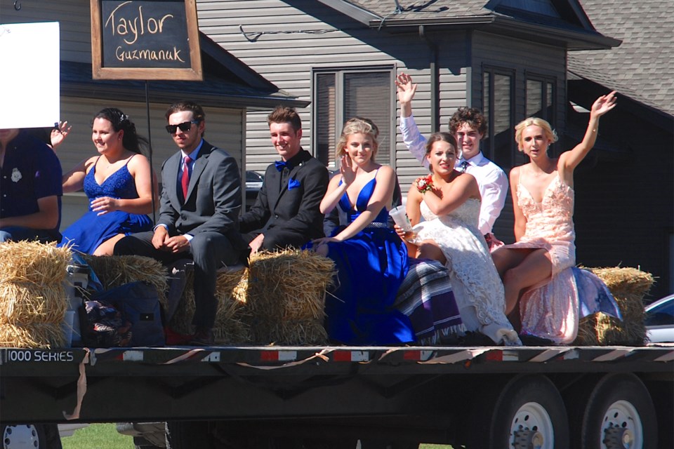 Amid a heat warning that saw temperatures soaring into the mid-30s on Wednesday, June 30, the Sundre High School Class of 2021 paraded through town. The procession started at the Sundre Seniors Supportive Living centre, winding its way around residential areas where many people came out to watch and cheer on the graduates, before ending up at the Sundre Rodeo Grounds, which hosted the prom ceremony. Simon Ducatel/MVP Staff