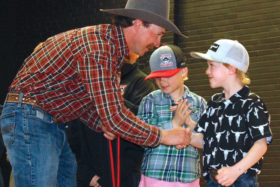 Brandon Speight presents U9 Husky Renn Rock with the team’s most valuable player award on Thursday, April 3 at the Sundre Community Centre during the Sundre Minor Hockey Association’s 2025 awards night.
Simon Ducatel/MVP Staff