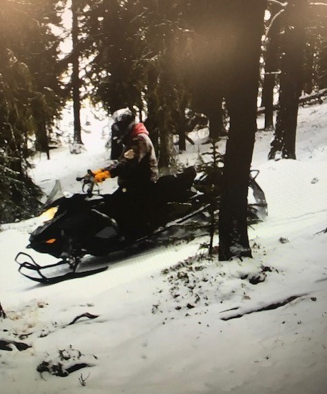 Local Mounties are asking the public for help identifying two theft suspects after responding to a report that 30 trail cameras and nine salt blocks had been stolen from a property in Clearwater County. One of the suspects was operating a black snowmobile and was wearing a dark helmet, a red hoodie underneath the helmet, a grey/brown-coloured jacket, and yellow gloves.
Photo courtesy of Sundre RCMP